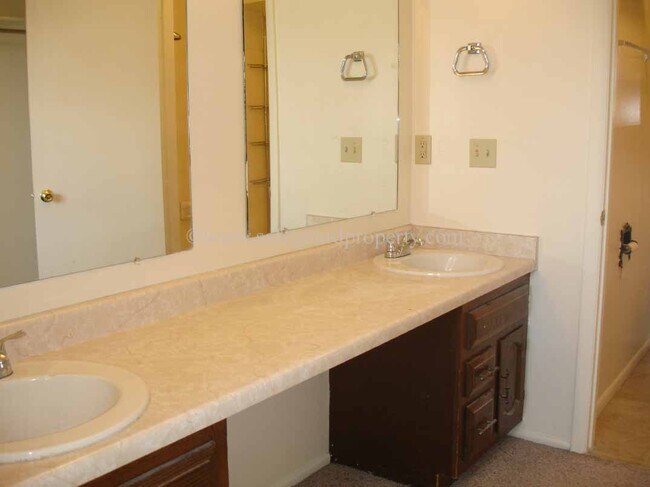 Foto del edificio - Spacious 2 Bedroom Multi-Level Townhome