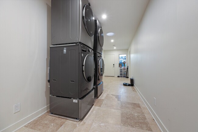 Pasillo de lavandería - 1370 Nashville St