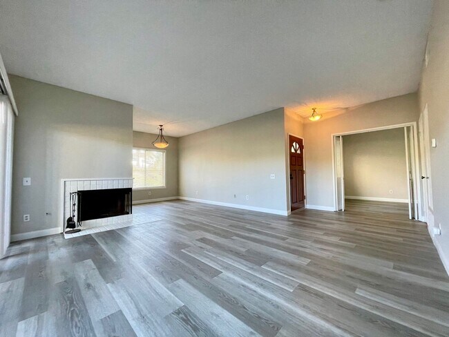 Foto del edificio - 2 Bedroom-2 Bathroom Single Story Condo; g...
