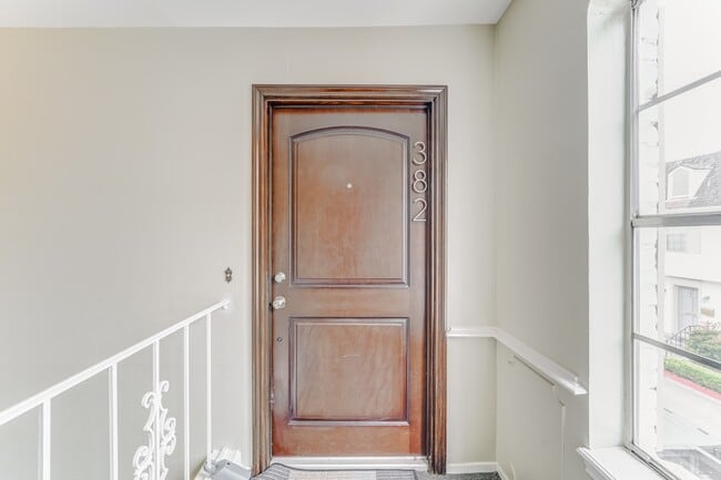 Building Photo - 382 N Post Oak Ln