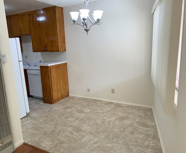 Dining area - 1009 N Hayworth Ave