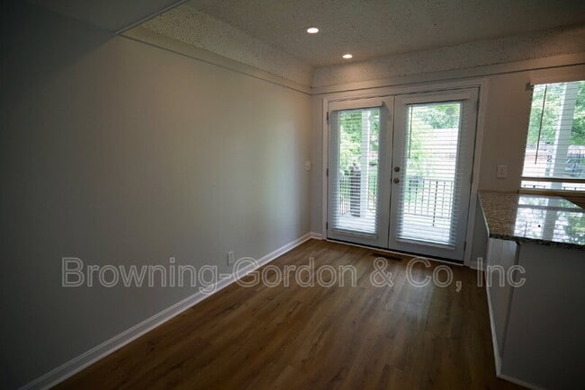 Building Photo - 5025 Hillsboro Dr