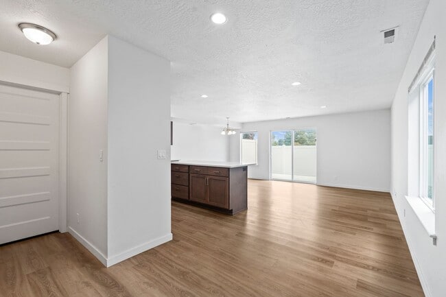 Foto del edificio - Modern Townhome for rent near the River Di...