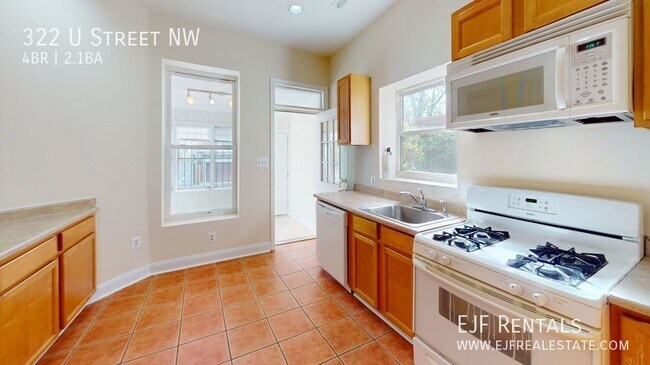 Building Photo - U Street Three Bedroom Plus Loft W/Off Str...