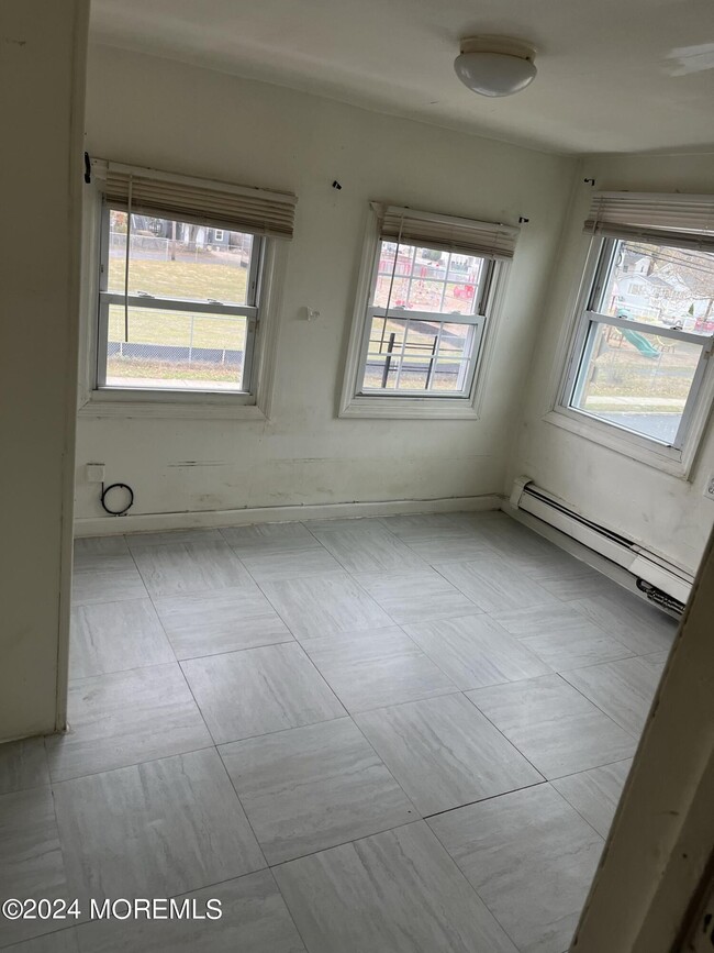 Building Photo - 172 Carr Ave