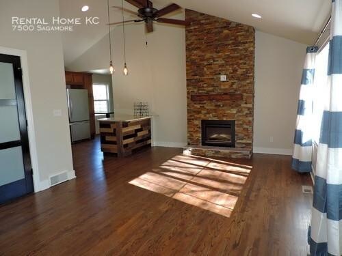 Building Photo - 4 bedroom in Prairie Viilage KS 66208