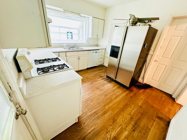 Kitchen - 318 W Glenwood Dr