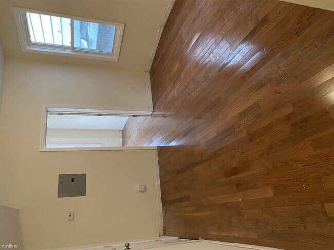 Building Photo - 3 br, 1 bath Triplex - 221 S 10th St Unit 3