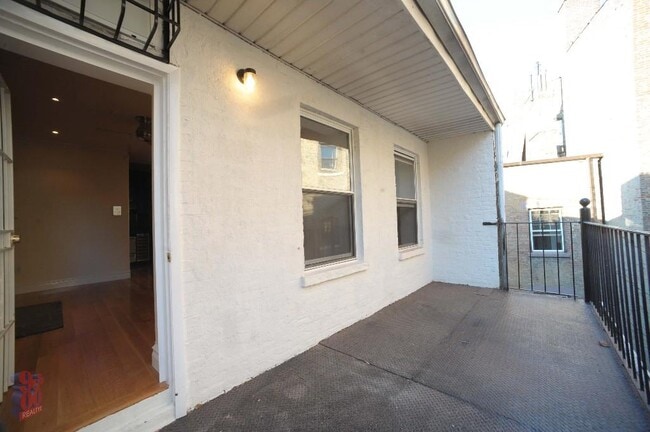Building Photo - 566 Hudson St