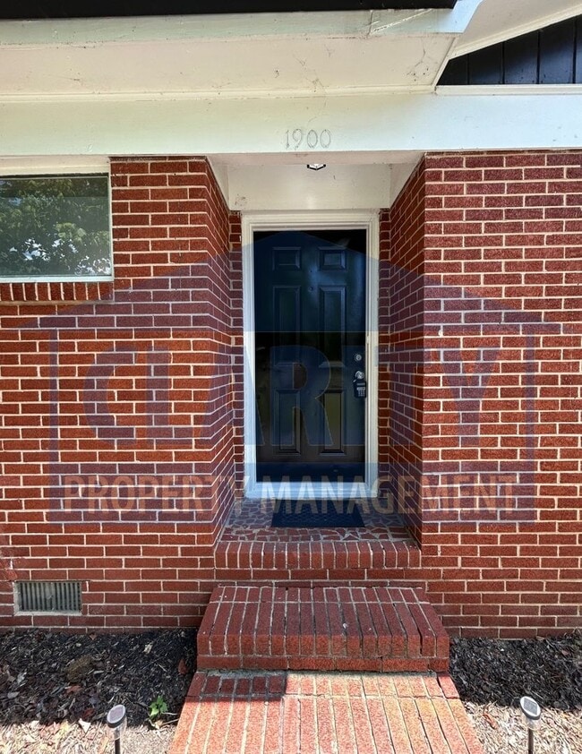 Building Photo - Centrally located 2 bed, two bathroom home!