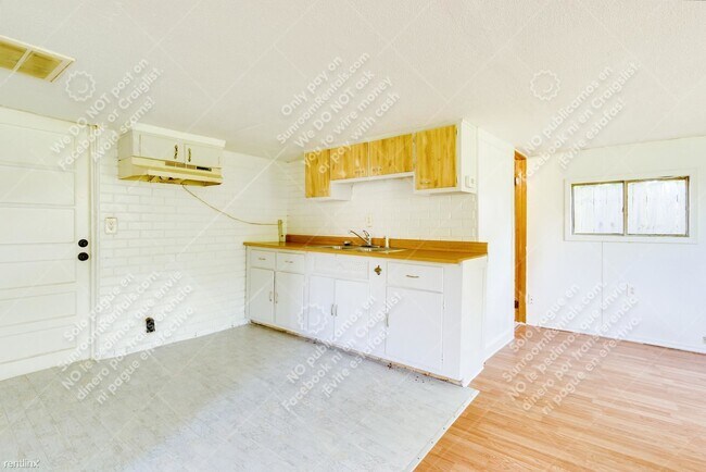 Building Photo - 1 br, 1 bath Duplex - 832 Waldemere Ave #2 #2