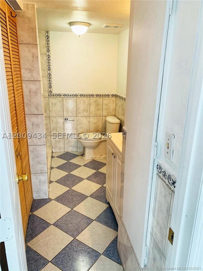 Foto del edificio - 1325 W 68th St