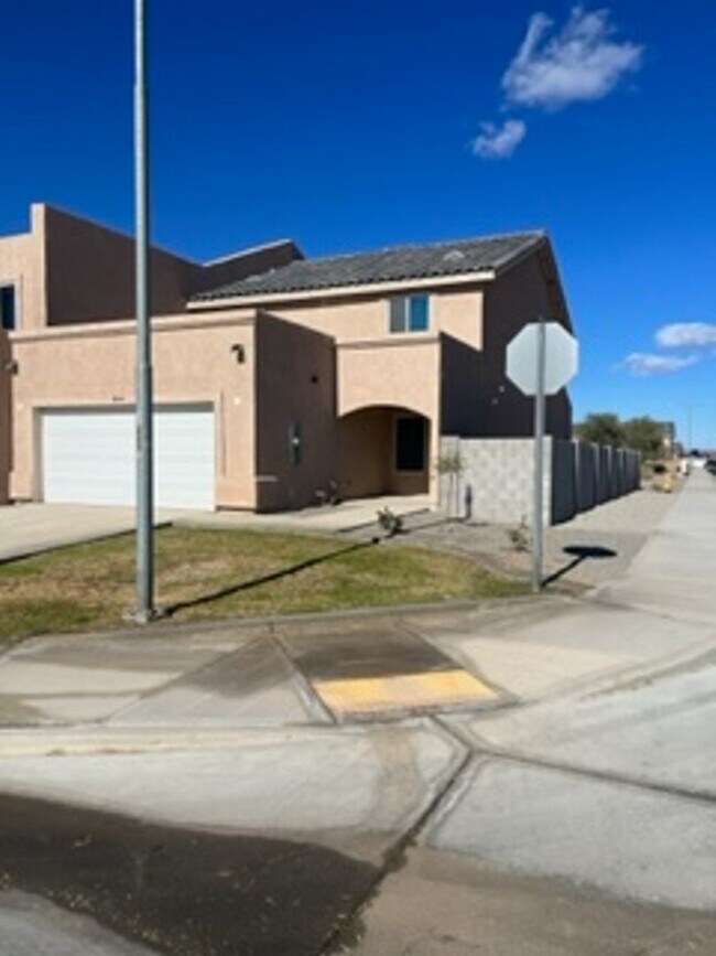 Foto del edificio - 2 STORY TOWNHOME!