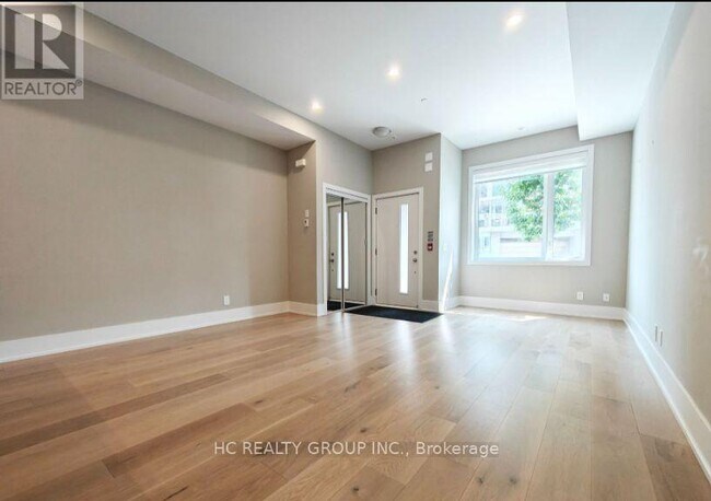 Photo du bâtiment - 270 Davenport Rd