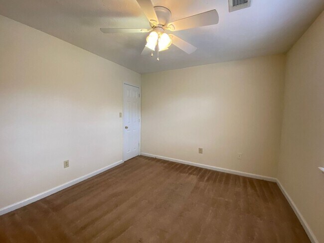 Foto del edificio - PRE-LEASING FOR AUGUST 7TH, 2026!