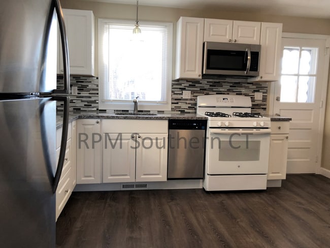 Building Photo - Recently Updated – 2 Bedrooms – Half Duplex