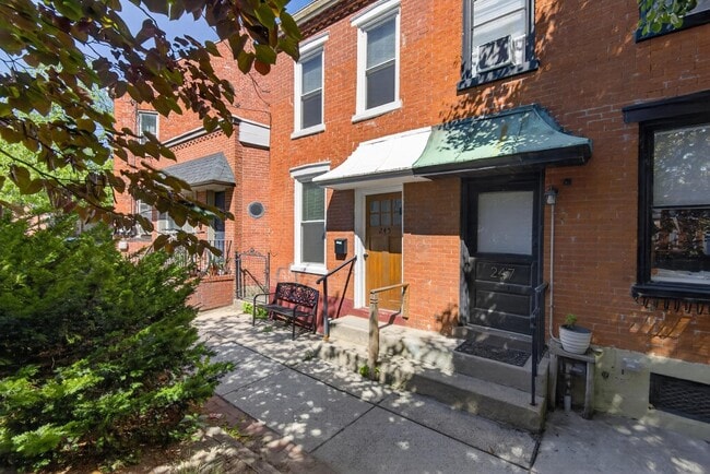 Foto del edificio - 245 New Holland Ave