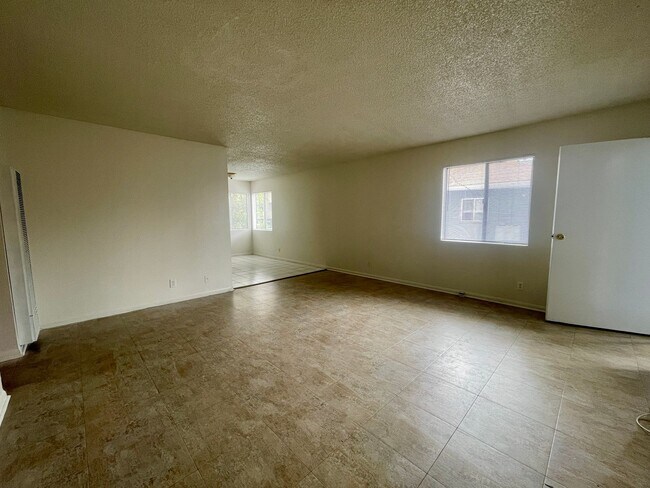 Foto del edificio - Specious 2 Bedrooms 1 Bathroom with Parking!