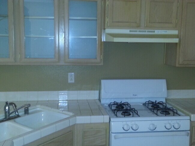 Foto del edificio - 3 BEDROOM 2 BATH CONDO WITH 1 CAR GARAGE