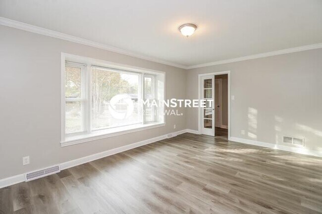 Foto del edificio - 3 Bedroom Pet-Friendly Home in Winston-Salem, NC with Main Street Renewal