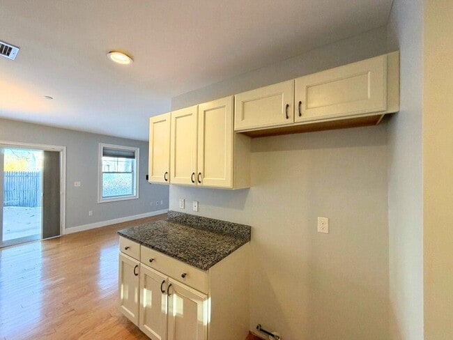 Foto del edificio - 75 Deerwood Dr