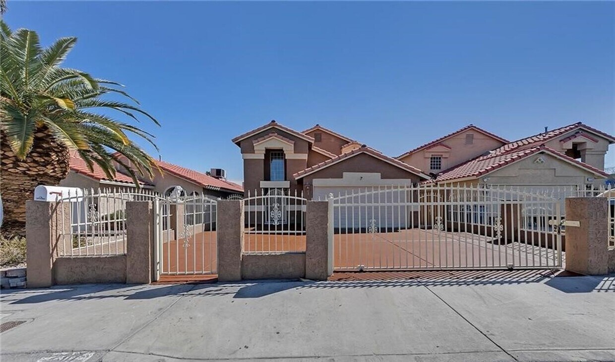 Building Photo - NO HOA!!  MODERNIZED BEAUTY WITH 2 CAR GAR...