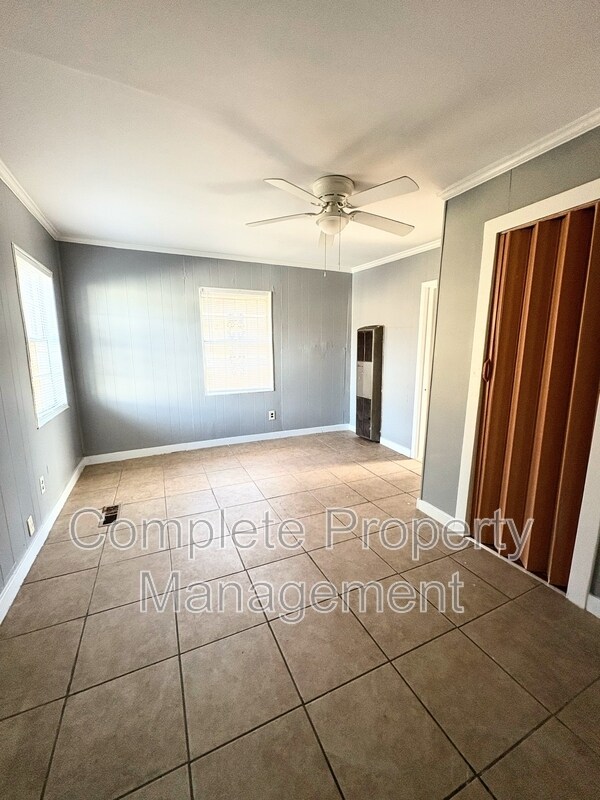 Building Photo - 2023 Hollins Dr