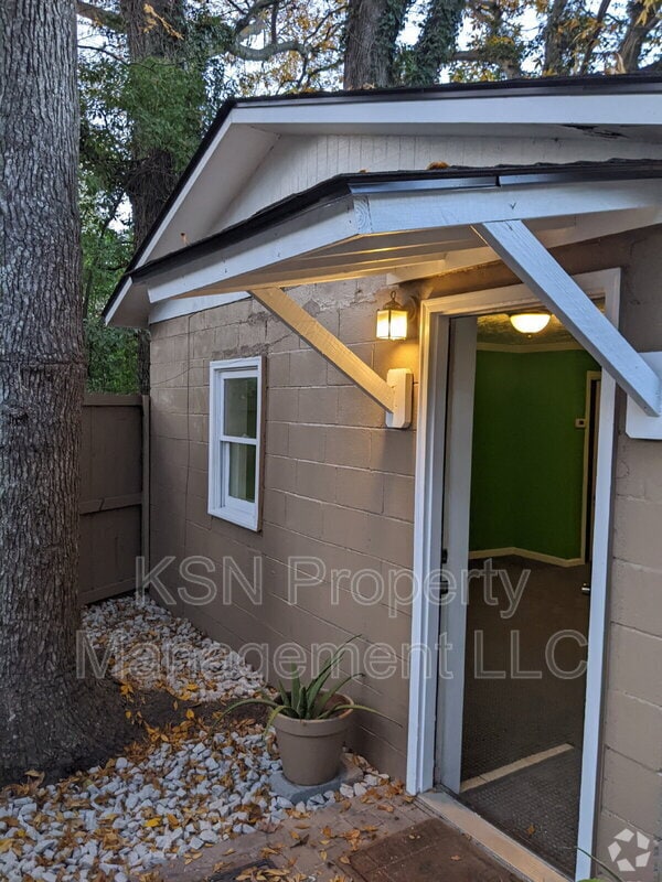 Building Photo - 514 E 64th St