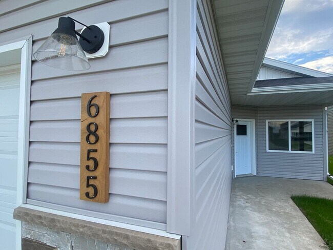 Foto del edificio - NEW CONSTRUCTION - MODERN LIVING: 3 bdrm/2 bath
