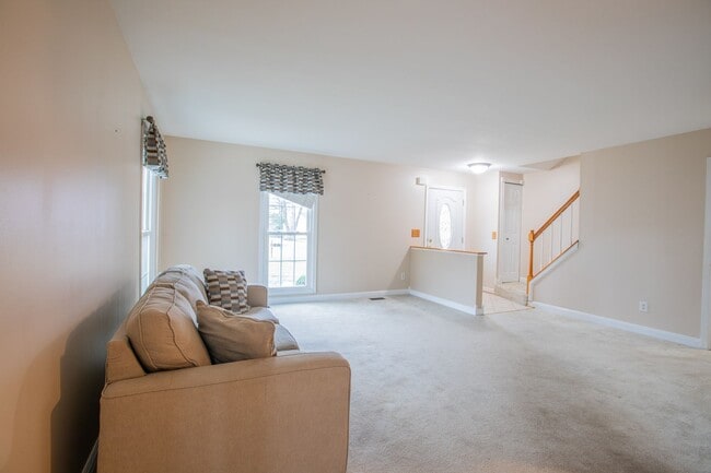 Building Photo - Beautiful 3 BR/1.5 BA Townhome in Gaithers...