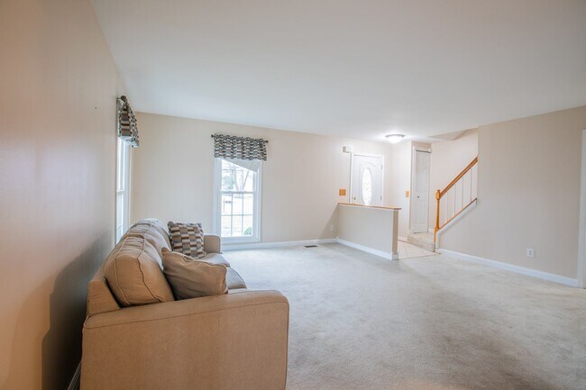 Foto del edificio - Beautiful 3 BR/1.5 BA Townhome in Gaithers...