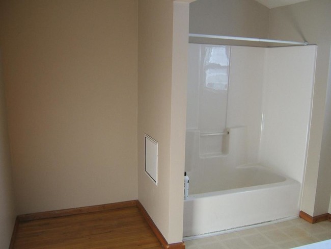 Building Photo - 4255 Veterans Ave, Unit B