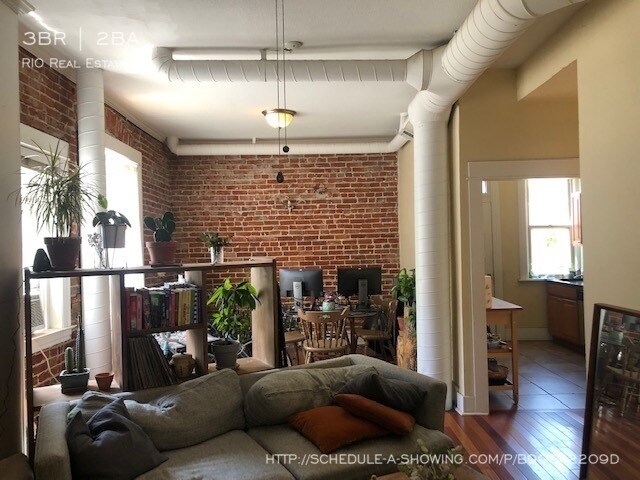 Building Photo - 1016 E 10th Ave