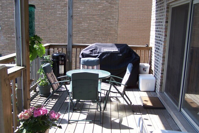 Deck - 4143 N Sheridan Rd