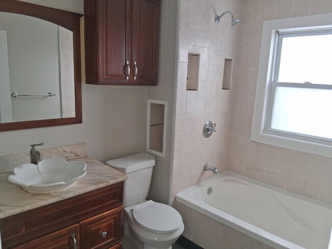 Foto del edificio - 1337 E 84th St