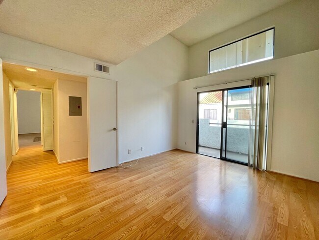 Building Photo - 2 Bed 2 Bath Corner Townhome