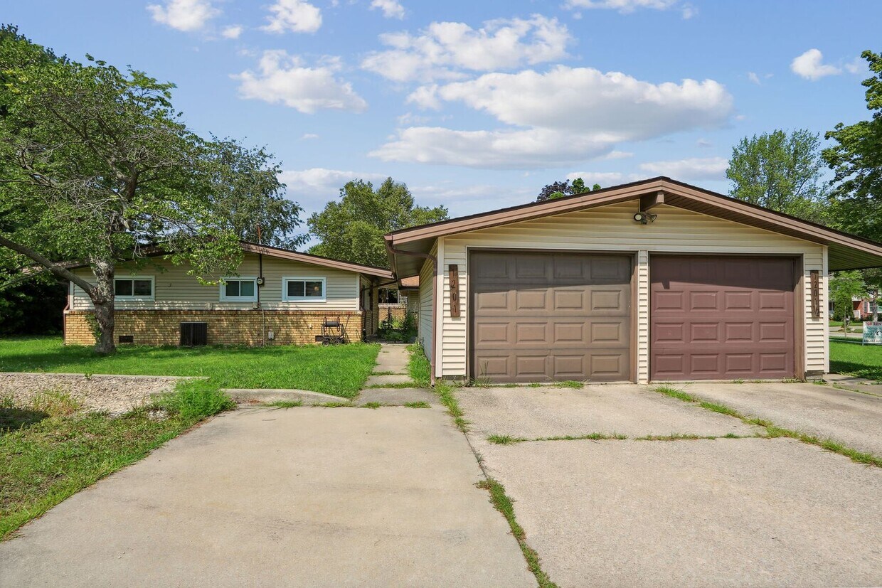 Primary Photo - 1201 Broadmoor Dr