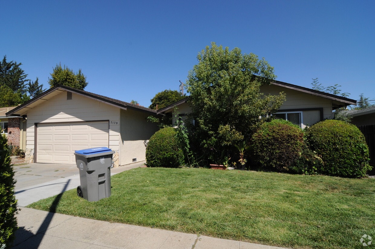 Foto del edificio - 7177-7179 Coronado Dr