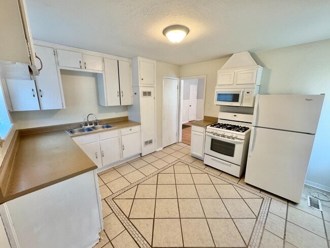 Building Photo - 900 E Rose Dr