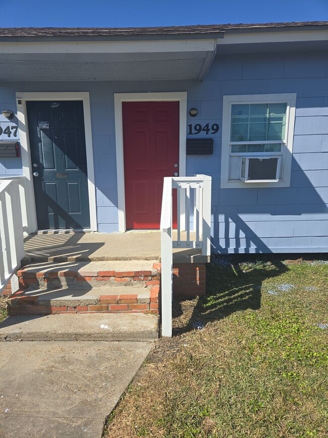 Building Photo - 1949-1949 8th St