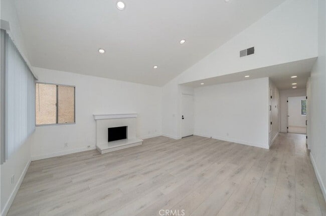 Building Photo - 3180 Little Mountain Dr