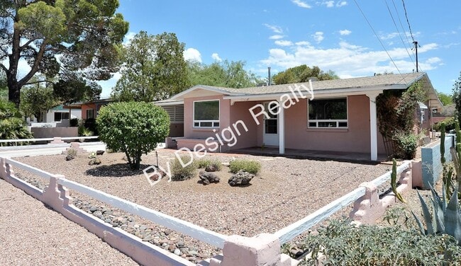 Building Photo - Hedrick Acreage 2 Bed 1 Bath Mid Century Bungalow with Modern Remodel