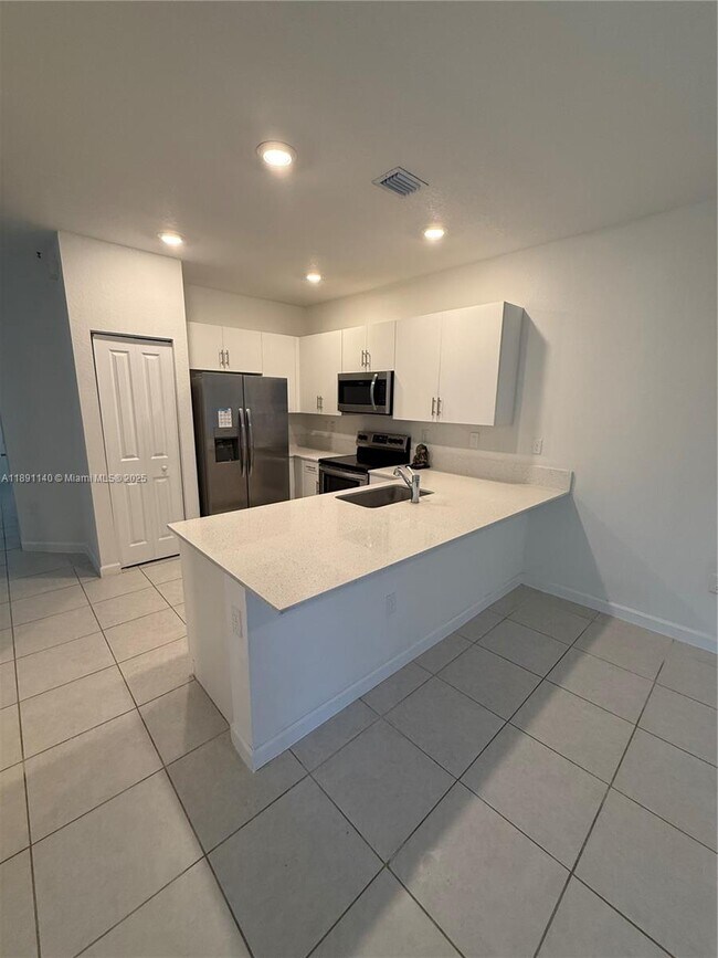 Foto del edificio - 1021 SE 27th Terrace