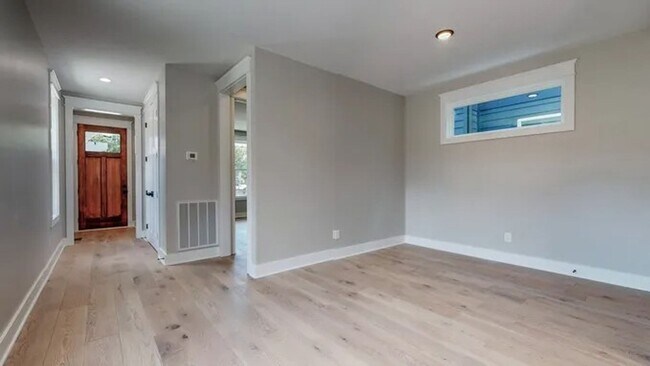 Foto del edificio - North Nashville Gem, 3 miles from Downtown...