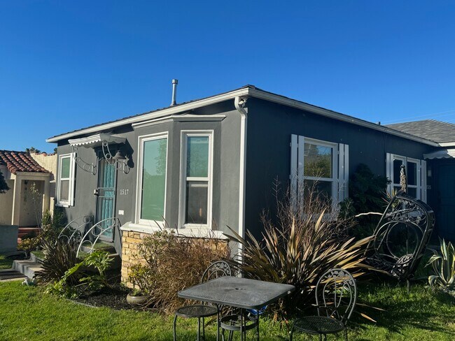 Side view of the aparatment - 1515 Hauser Blvd
