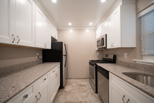 Foto del interior - Leonia Manor: In-Unit Washer & Dryer, Heat, Hot & Cold Water Included, Cat & Dog Friendly, and Wa...