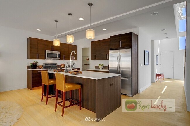 Foto del edificio - Spectacular 5-Bedroom Seattle Home in Pine...