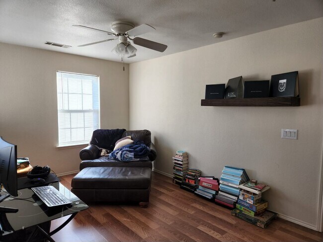 Upstairs den - 2715 Hyde Park Dr