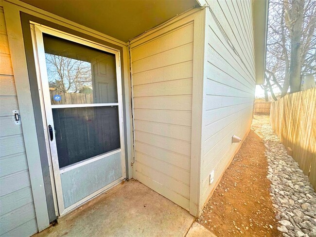 Building Photo - 910 NW Dearborn Ave