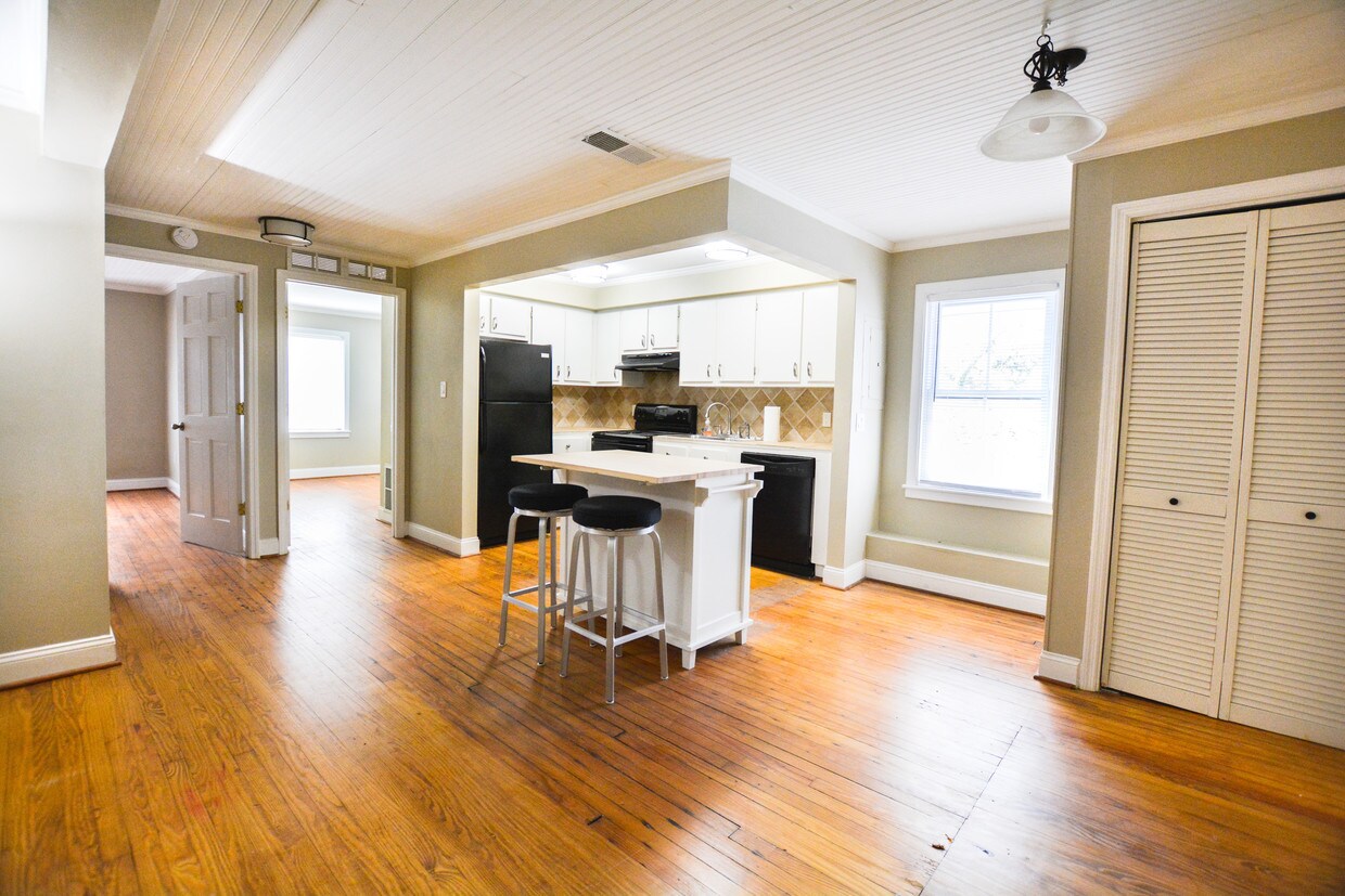 Foto principal - Historic Downtown Charleston Apartment!
